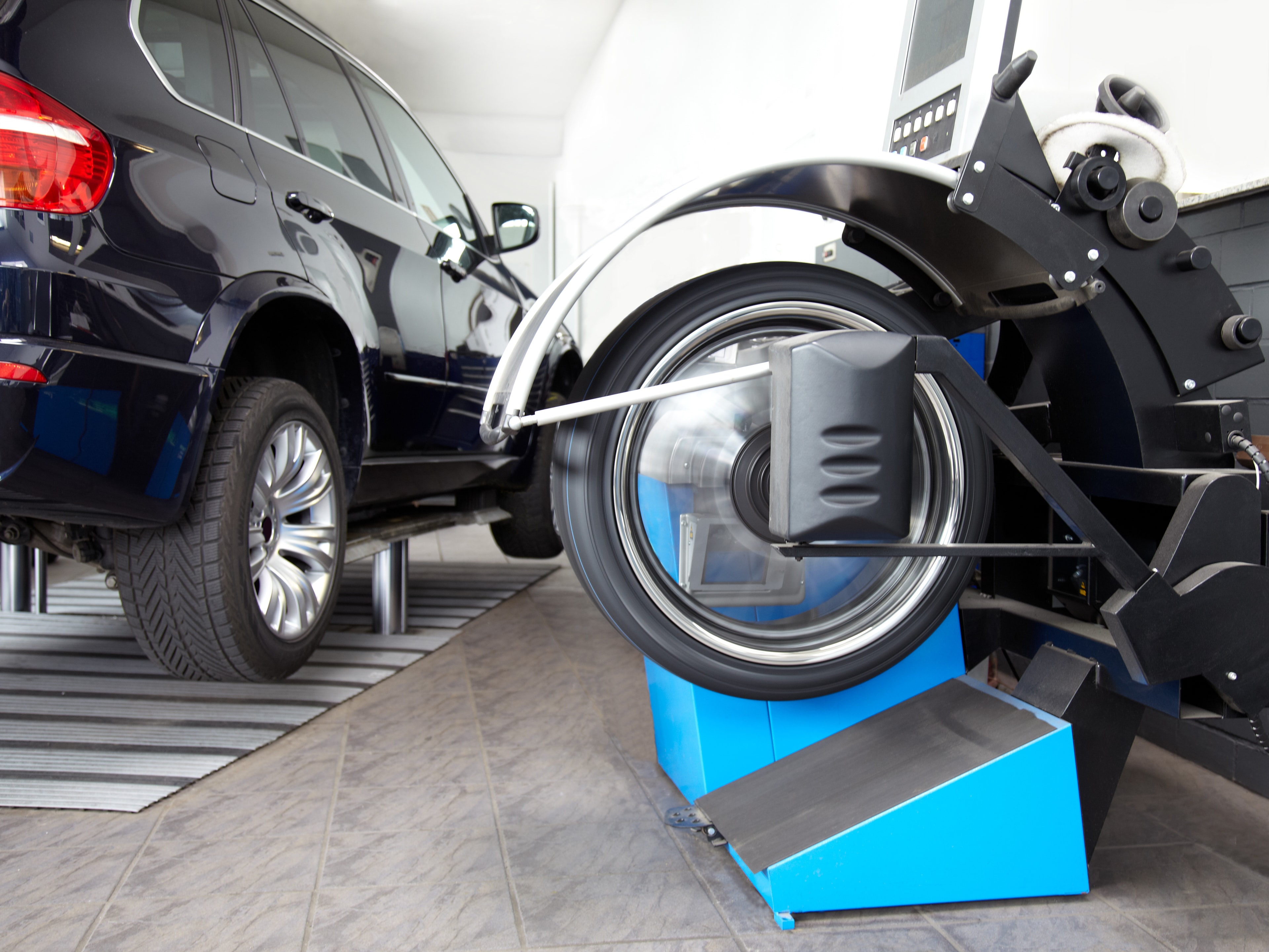 Sicherer und bequemer Reifenwechselservice - Wechseln Sie mühelos zwischen Sommer- und Winterreifen!